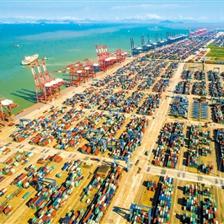 广州港与白云机场 双轮驱动，连通全球与内贸的航运枢纽